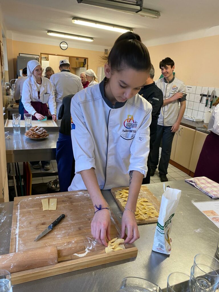 Apprentie en cuisine en cours de pratique - CFAie