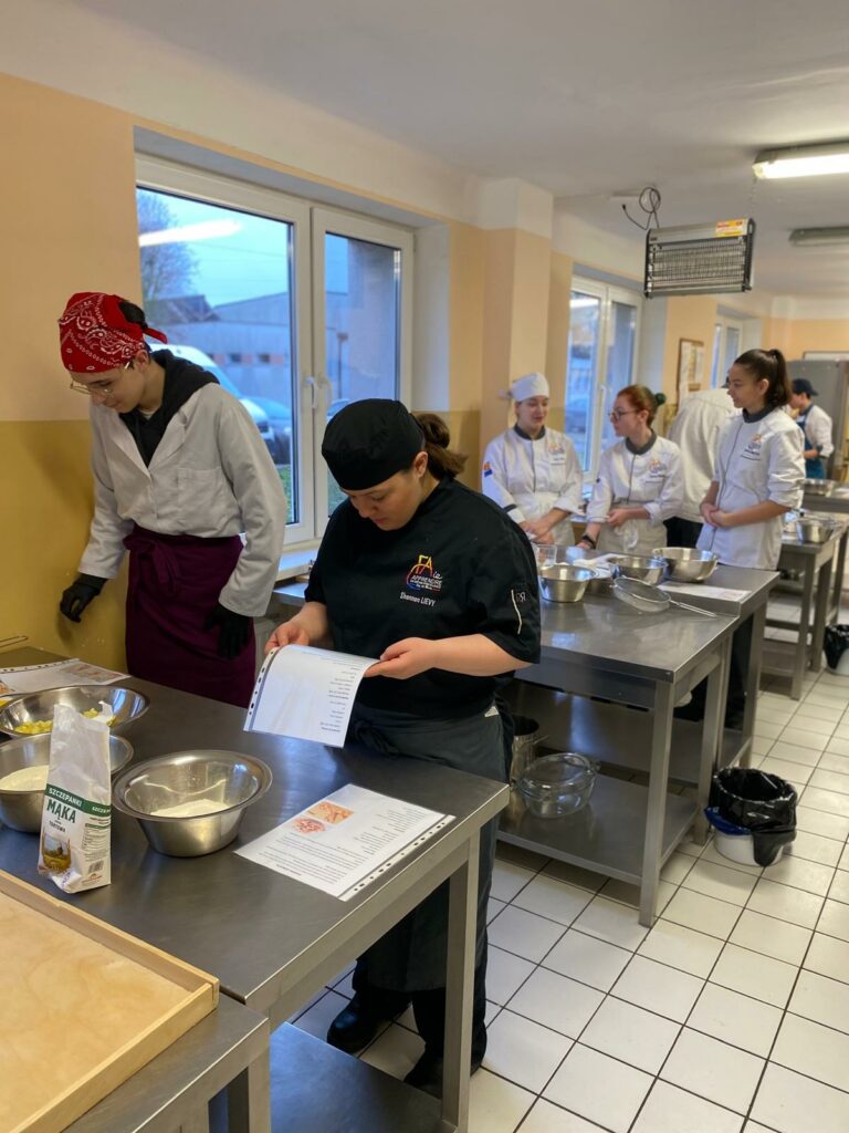 Atelier cuisine restauration apprentis cuisiniers CFAie en Pologne